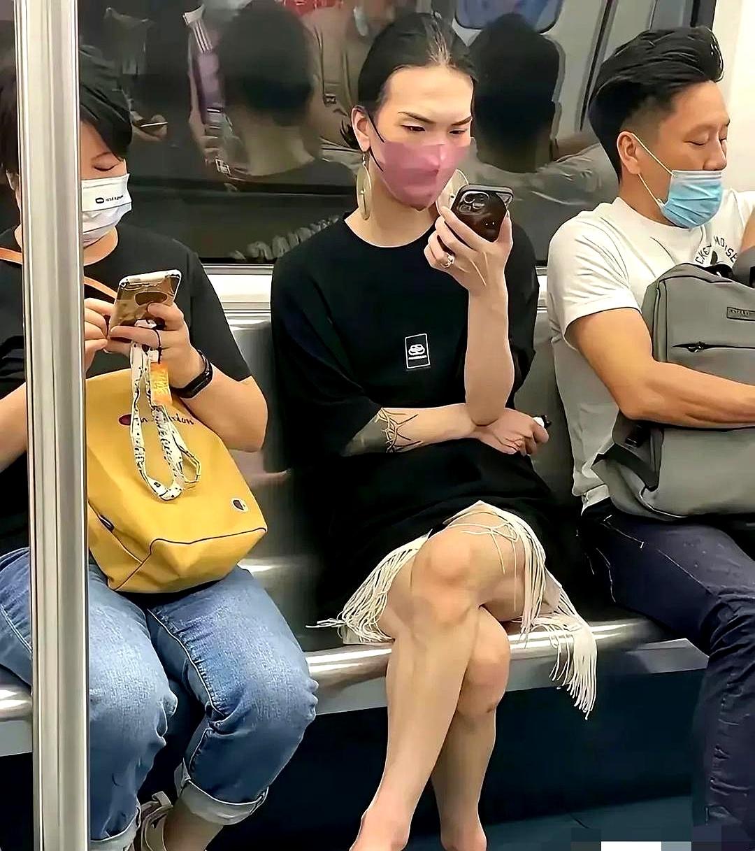 见过心理素质强到离谱的人吗？
今天在楼下买早餐，我愣是盯着前面那大哥看了整整三分