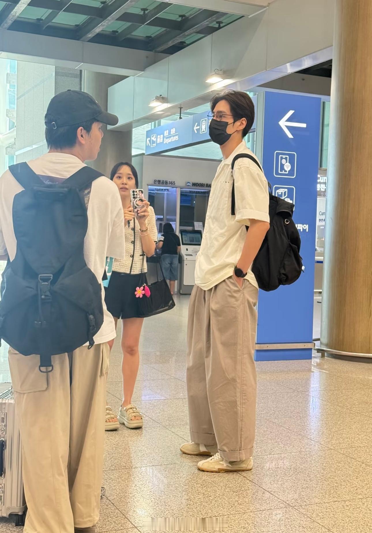 偶遇胡一天在韩国坐地铁偶遇胡一天素颜在韩国坐地铁，身高在人群中格外突出 