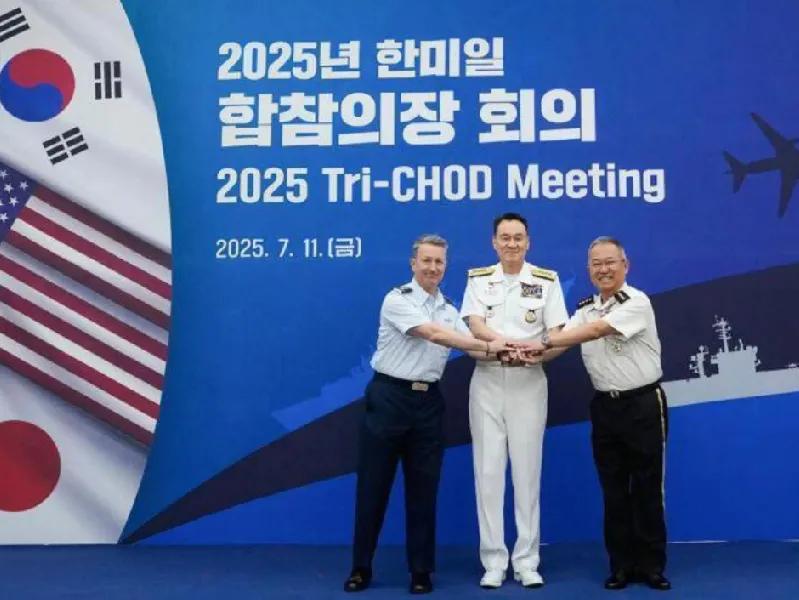 7月11日，法新社报道:“美日韩三国周五在济州岛以南公海举行联合空中演习，美军B