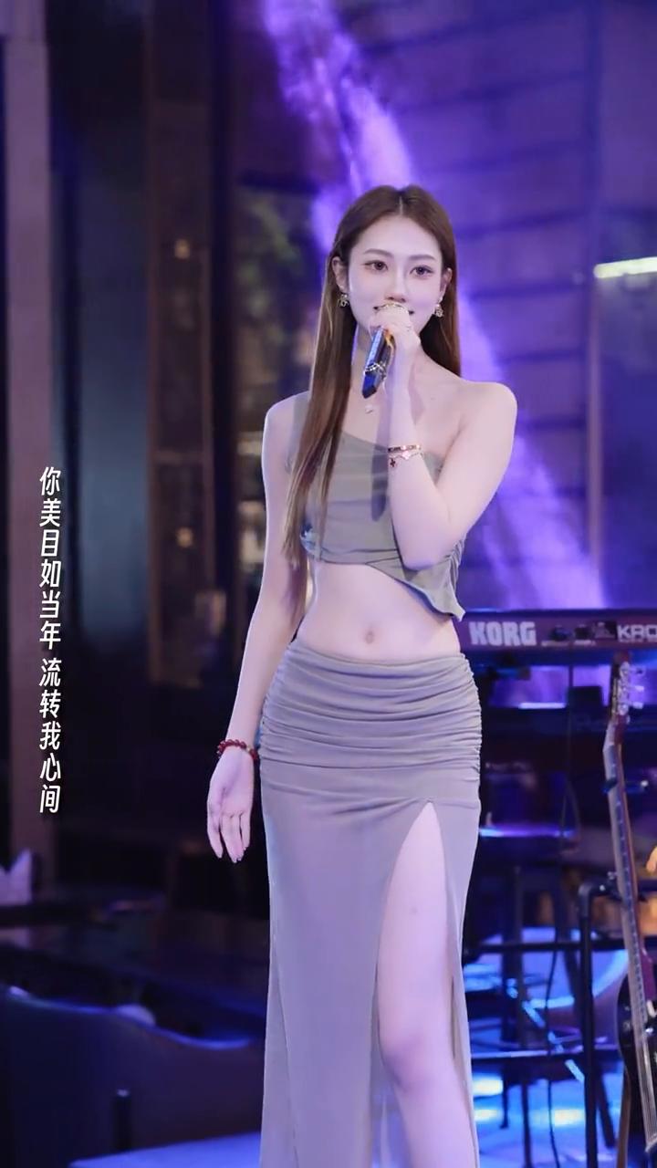 红雨飘泼泛起了回忆怎么潜？你美目如当年流转我心间。渡口边最后一面！酒下了句点。与