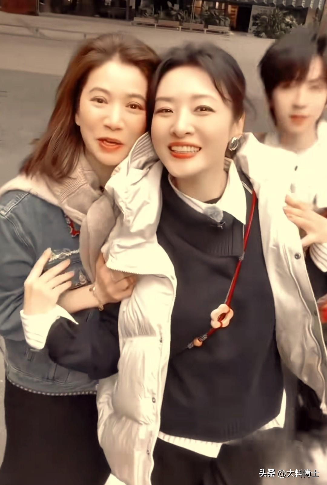 周涛袁咏仪桃花坞同框，两人挺有姐妹缘的
 
《五十公里桃花坞》第六季重庆录制花絮