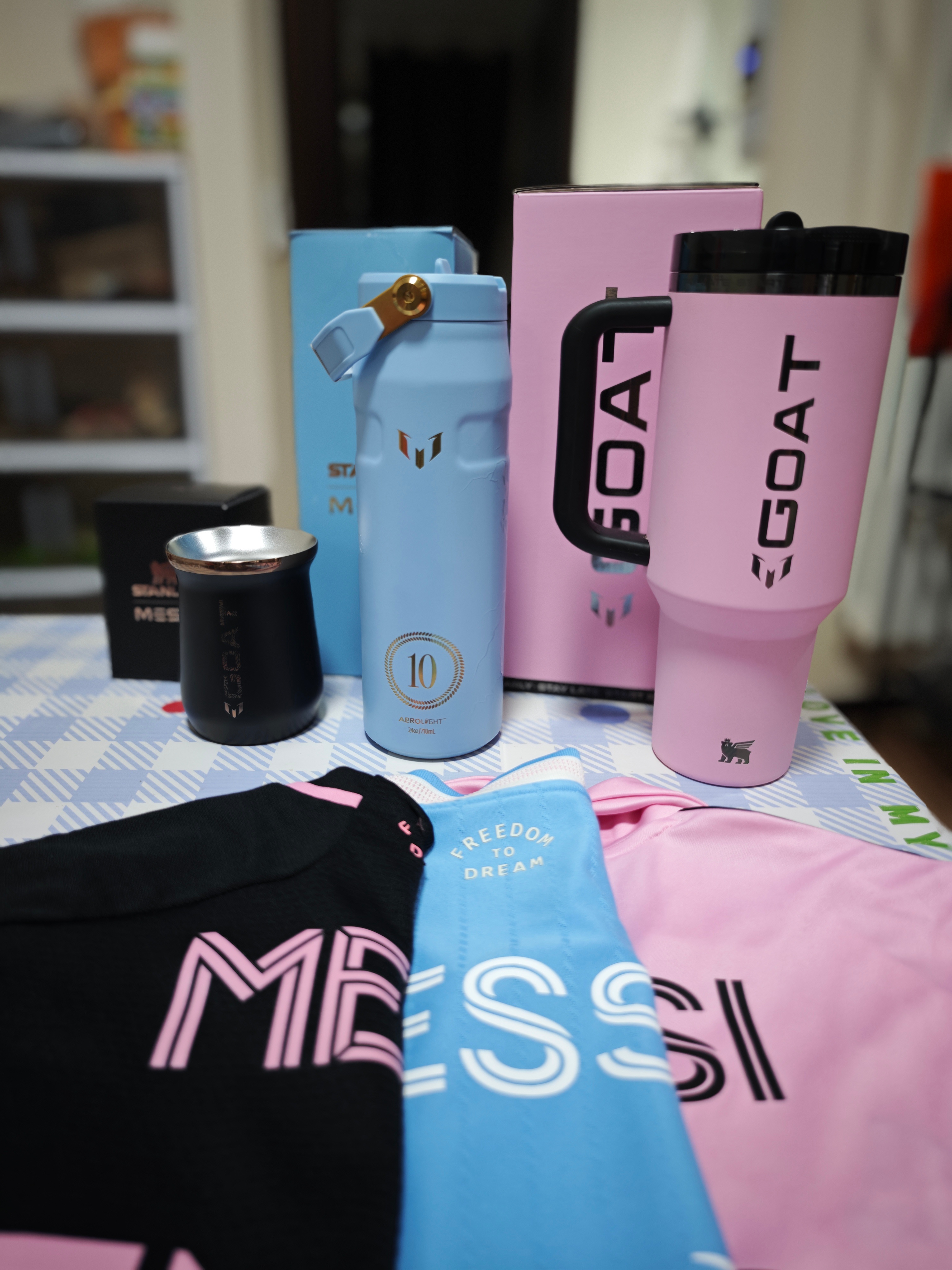 特意把最大的水杯从工位带回家一起合影三代联名，你最喜欢哪款？🐐 