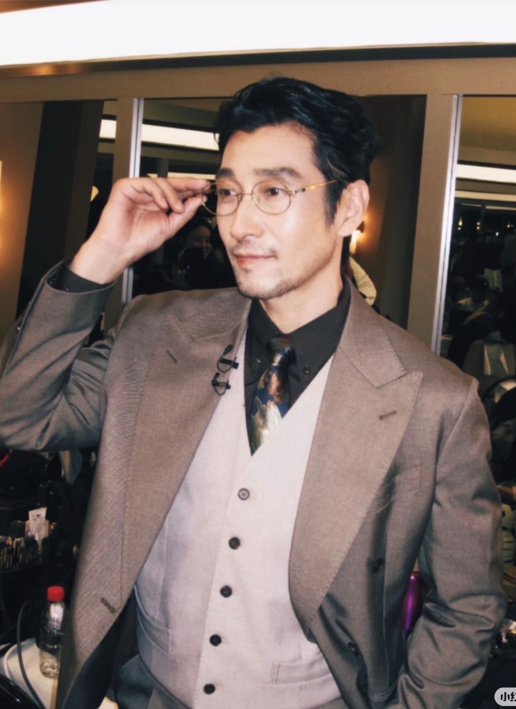 满江披哥最有腔调的男人53岁满江杀疯了！184cm叔圈天菜，金丝眼镜配西装，儒雅