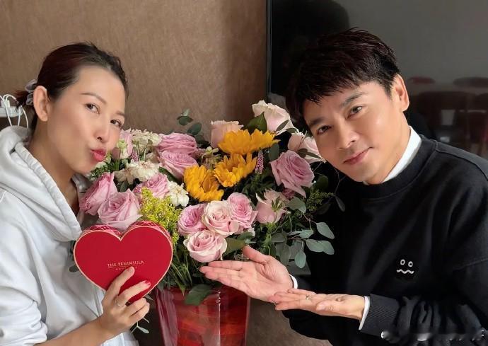 蔡少芬张晋情人节秀恩爱 蔡少芬怀里捧着一大束鲜花，手里还拿盒精美的巧克力，结婚1