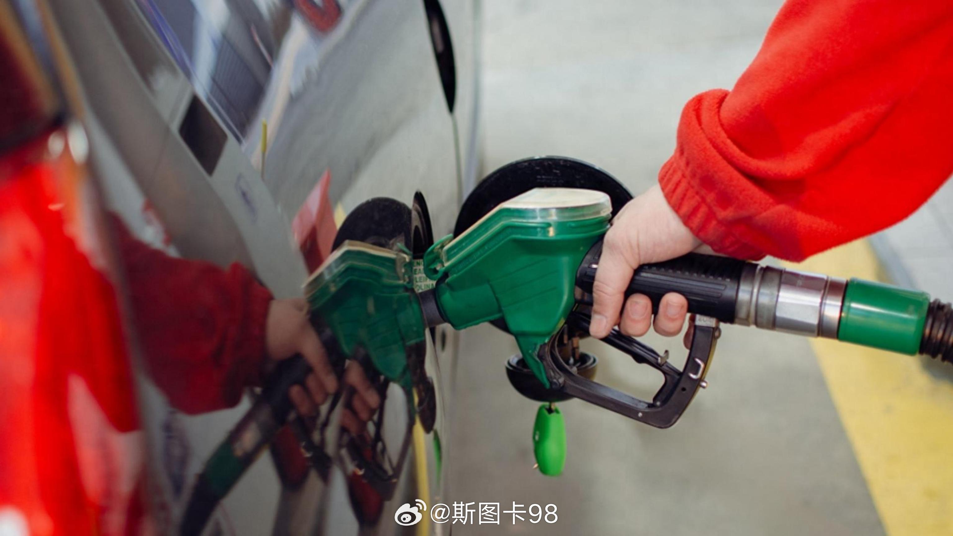 近期油价持续走高，用车成本大幅上涨，直接冲击燃油车市场。多地燃油车销量明显下滑，