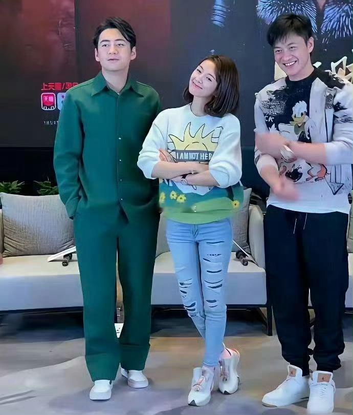 女明星的气场不够强大，就用牛仔裤上的破洞来凑哈。
她的情商真的是高啊，[捂脸][