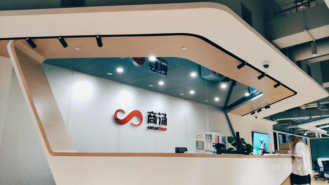 商汤科技正式推出并开源“日日新”SenseNova U1系列模型。该模型采用创新