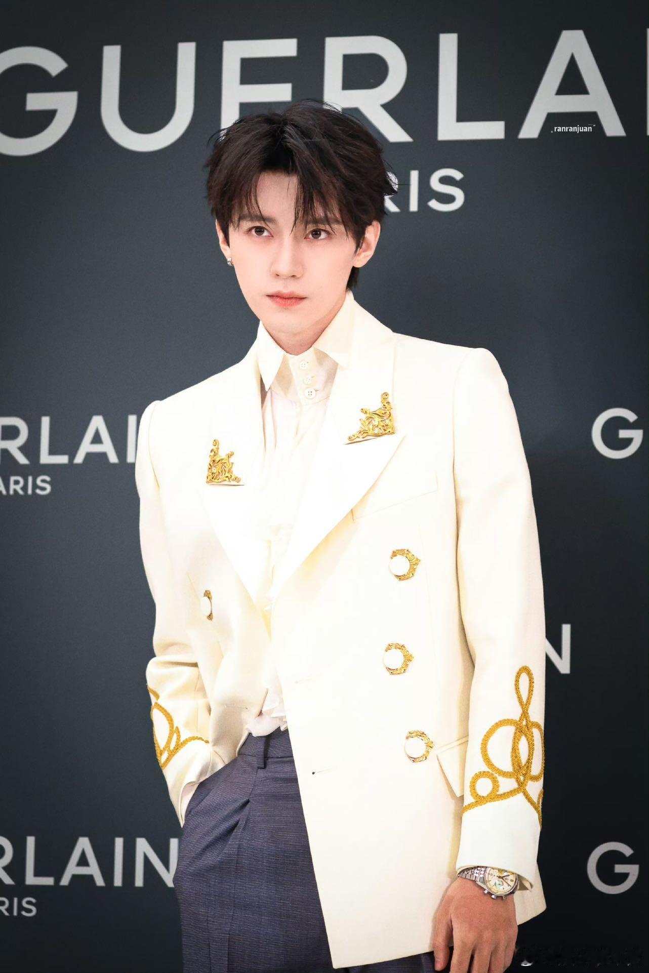 周翊然周翊然沈阳线下活动人气周翊然鎏金白西装造型周翊然沈阳活动状态绝佳，鎏金白西