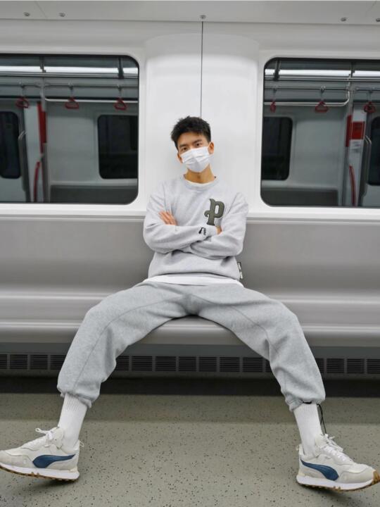 在地铁上看到我，你会__?
