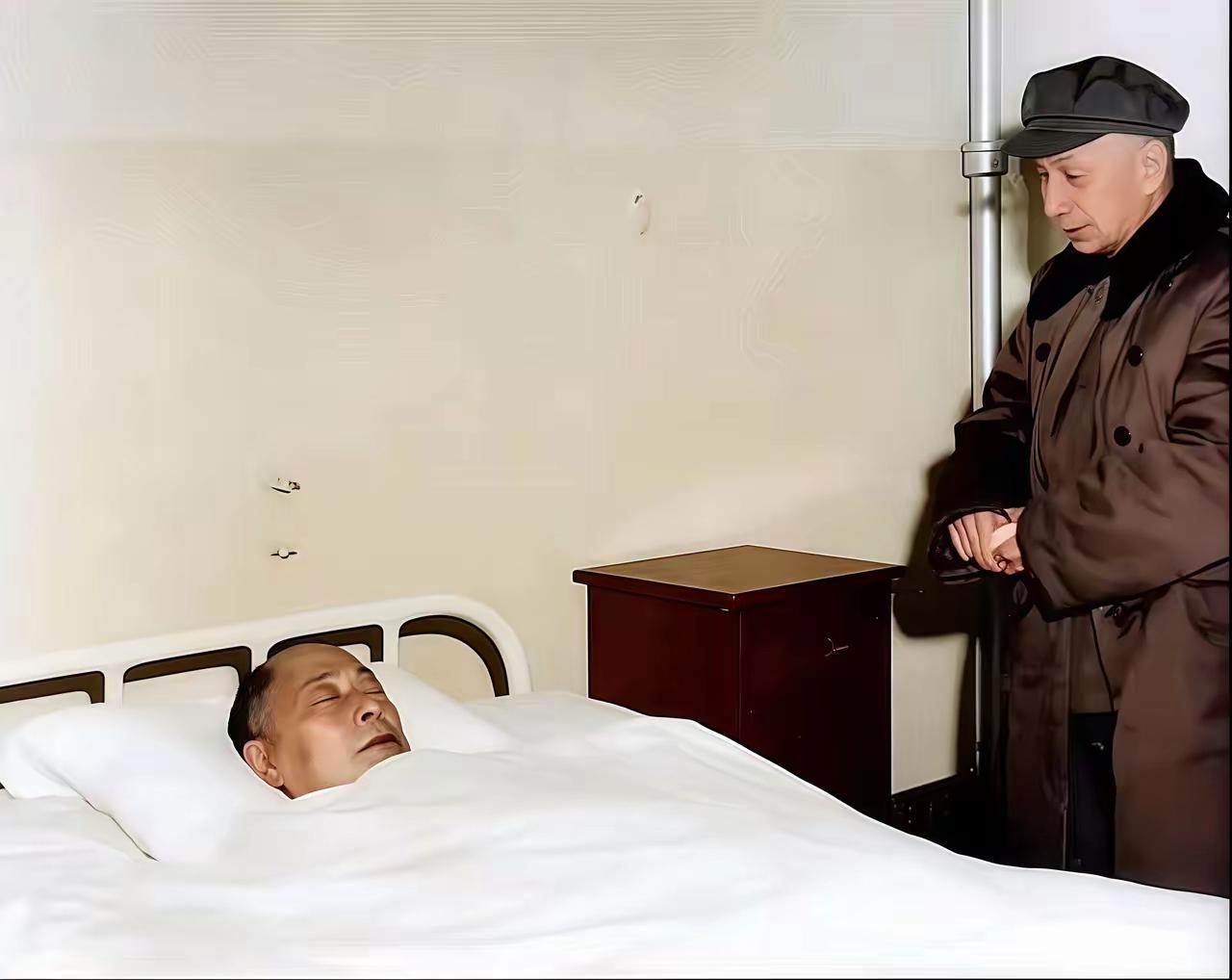 1971年，粟裕大将在北京日坛医院的病房探望病重的陈毅元帅。二人是革命战争年代黄