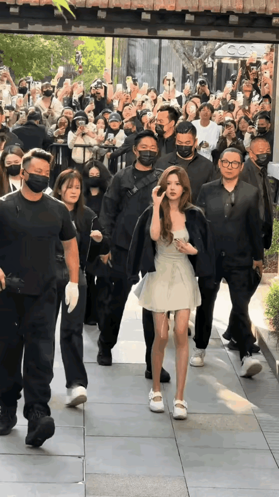 当女明星真累，不仅要挨饿吃不饱，还要不停的跟粉丝互动打招呼……