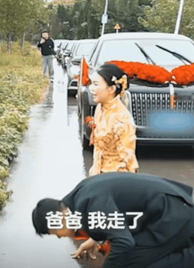 泪目！江苏一新娘出嫁，途中突然让停车，下车后直接跪路边哭泣，新郎也跟着跪在地上！