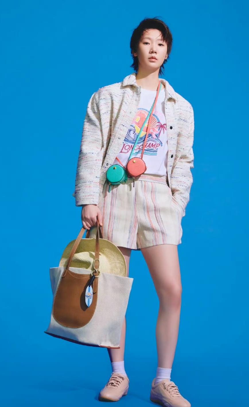 王曼昱身穿代言奢牌的春夏新款全身照！
马卡龙色系搭配曼昱少有的露出额头的凌乱发型