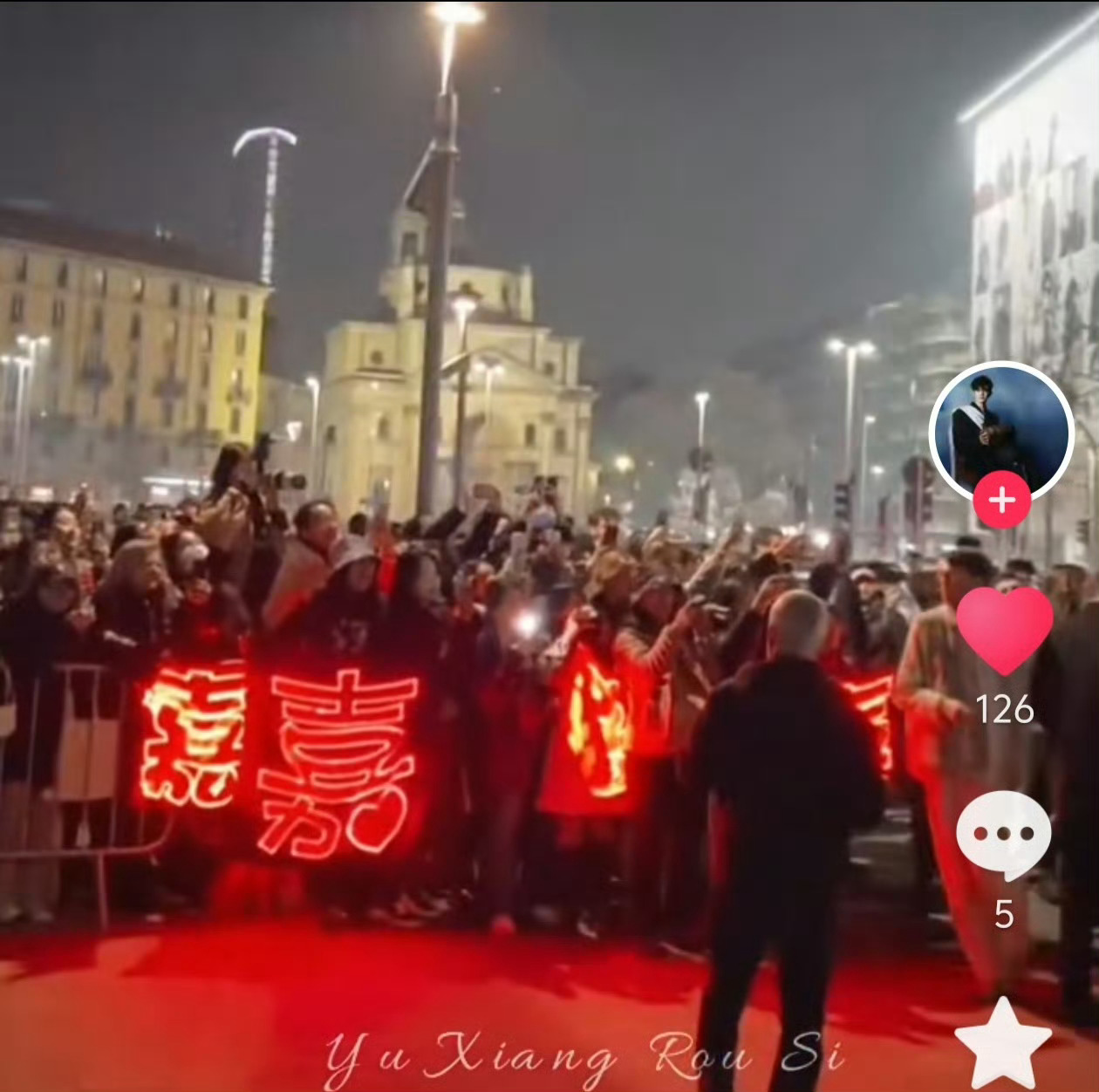 任嘉伦  米兰秀场外的人气真的好高海外嘉人姐姐超给力！国超真全球刷脸 ​​​