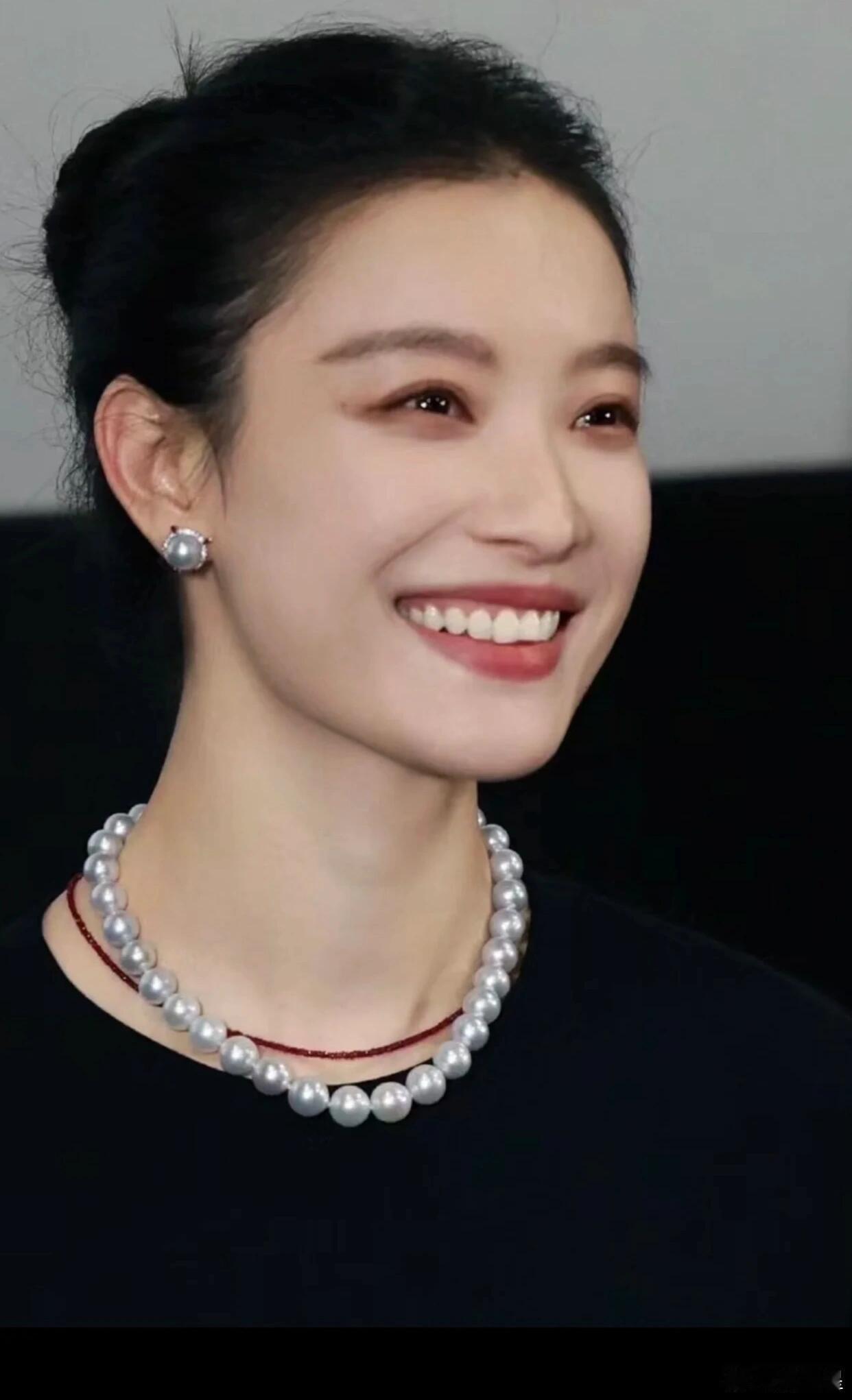 倪妮戴这个珍珠饰品，好温婉大气啊！感觉现在很多女孩子都喜欢戴珍珠啊？？ ​​​