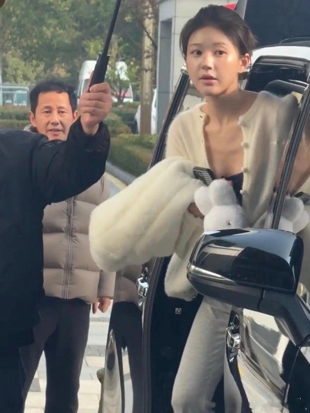 就是随了爸爸的长相，一模一样，那些说整容的我也纳闷。娱乐综艺圈[超话] ​​​