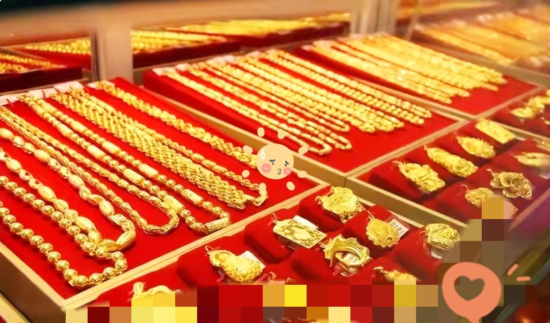 金价一夜暴跌，不少跟风入场的人直接慌了神，这波大跌其实早就藏着信号。

前阵子金