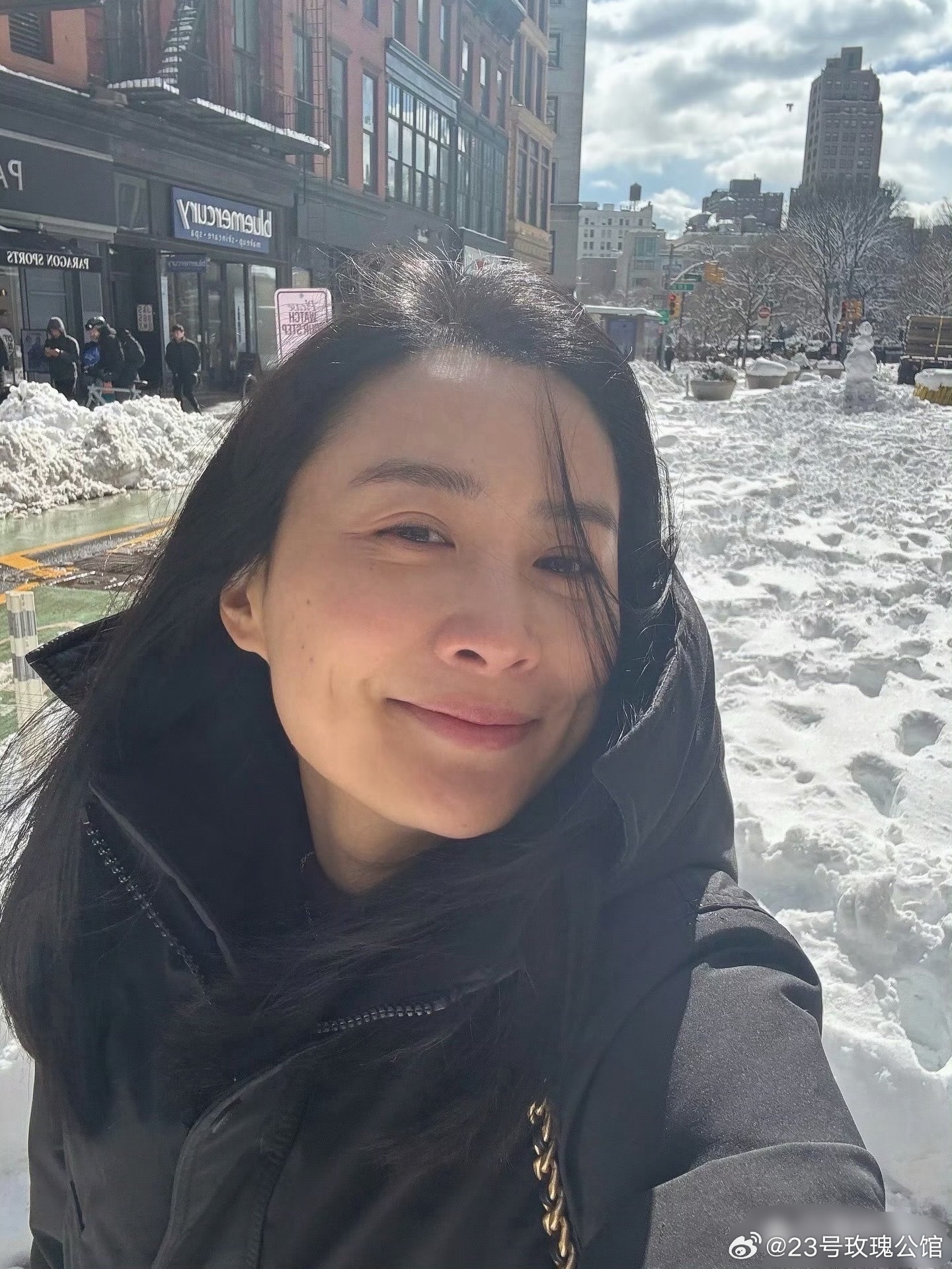 44岁的陈法拉晒素颜照，乍一看简直和张庭一模一样。两人都是大酒窝美女，而且五官极