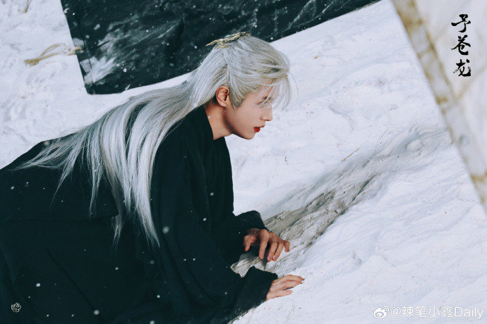 李汶翰路透白发深v 《予苍龙》路透太震撼了！李汶翰白发深V黑衣造型，赤焰纹身与鲜