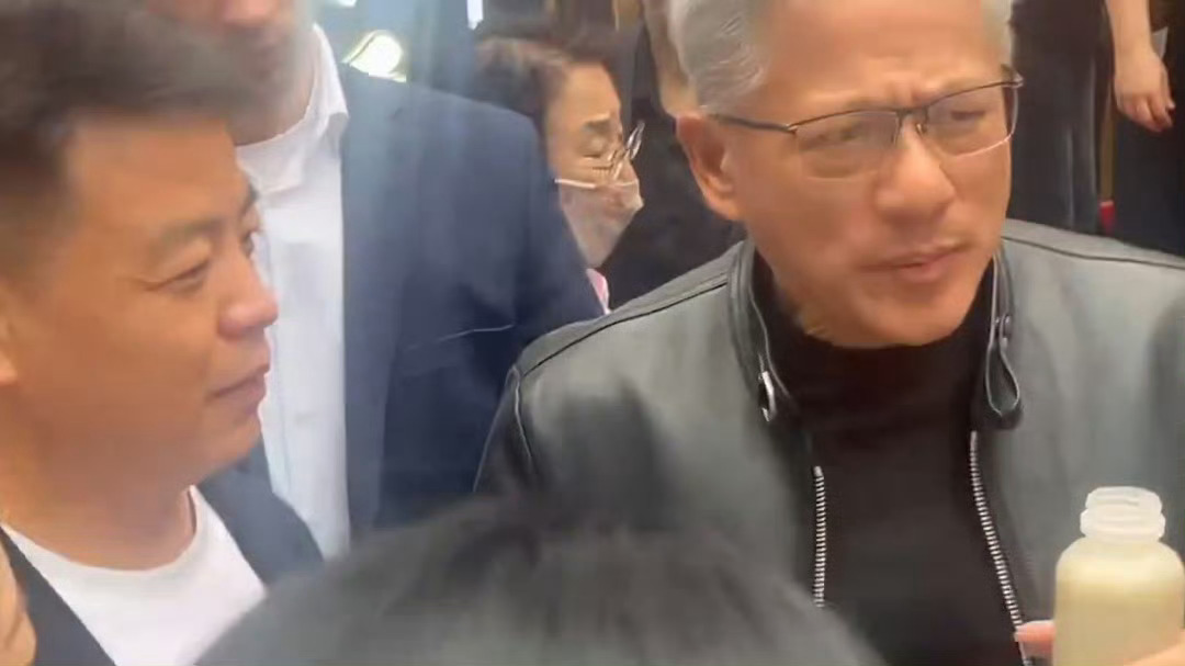 为了卖点算力卡，在北京被投喂豆汁的黄皮衣喝完以后去隔壁蜜雪冰城买柠檬水漱口去了 