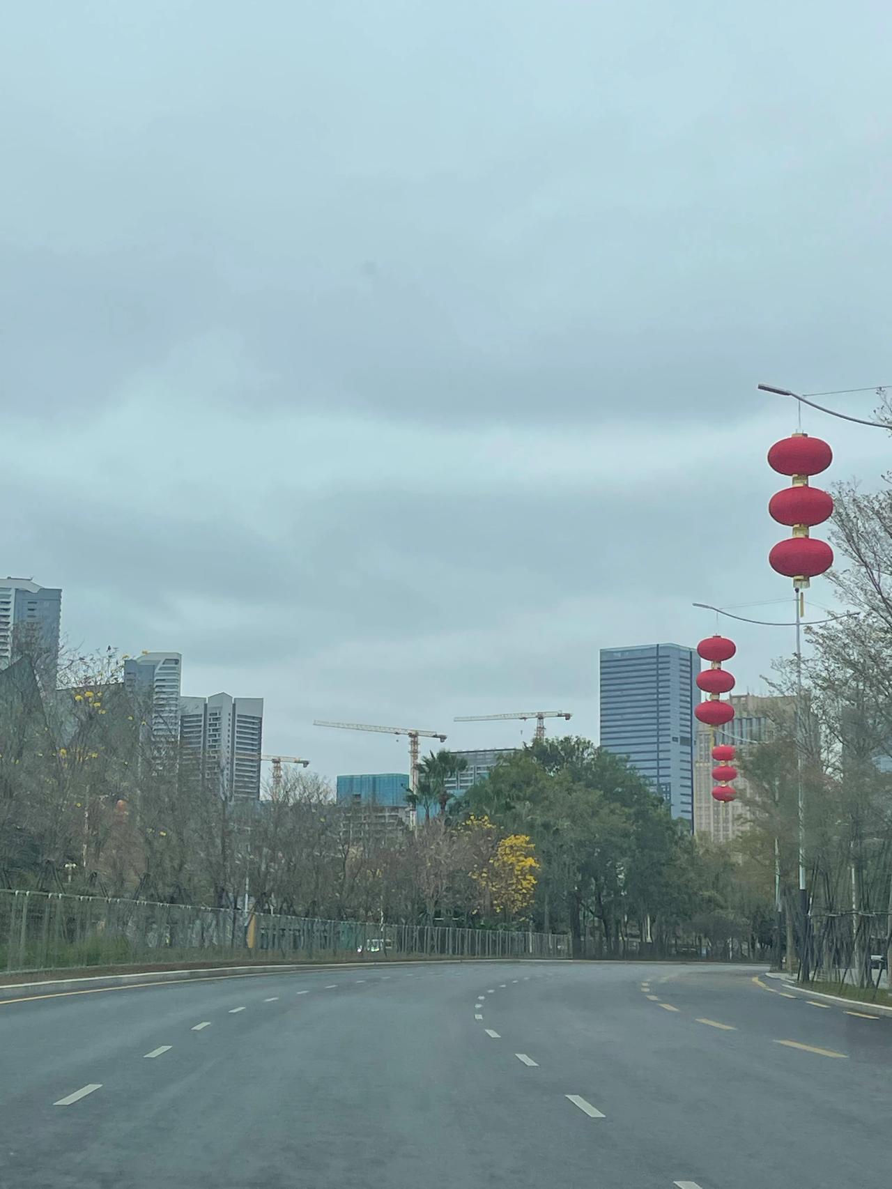 大深圳又空城了？
看看，车全部进商场了…[捂脸][捂脸]
山姆周边堵惨了！！