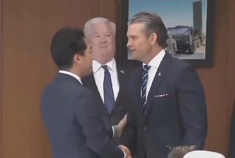 最近日美防长的互动成了日本网友的新谈资，小泉进次郎刚和美国防长赫格塞斯开完会，就