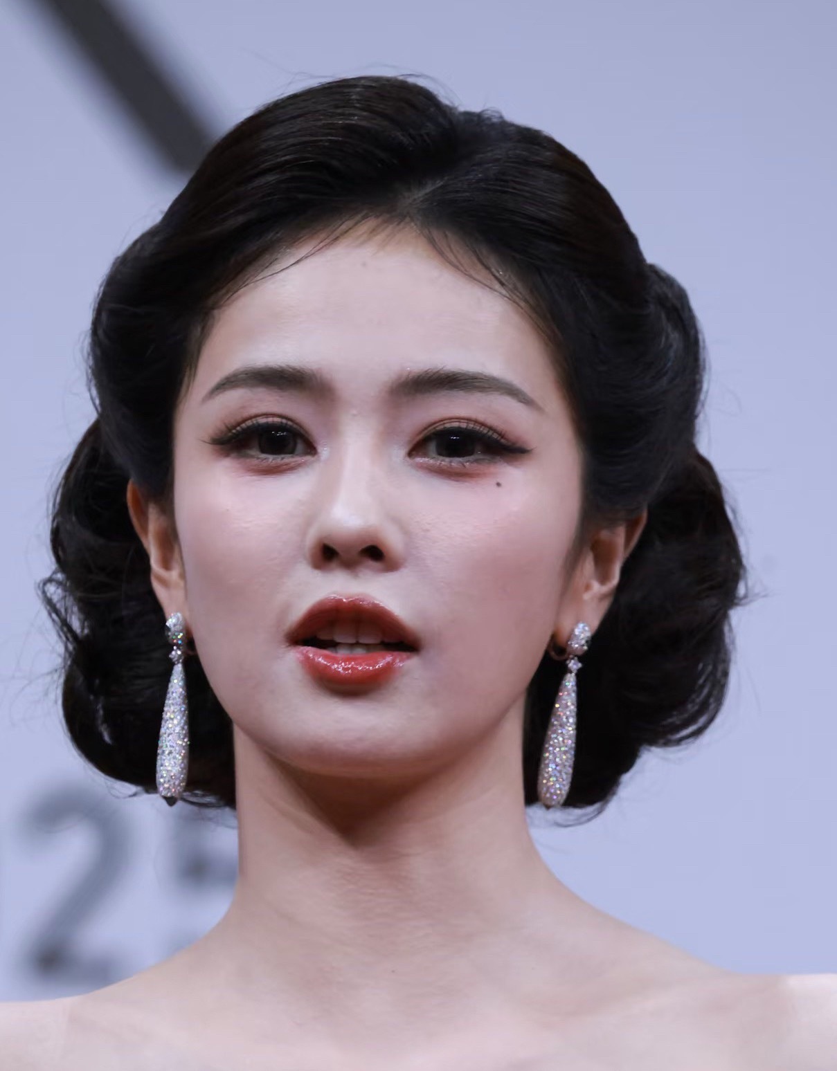 白鹿高清原相机怼脸，生图就这样无所畏惧发出来了 ​​​