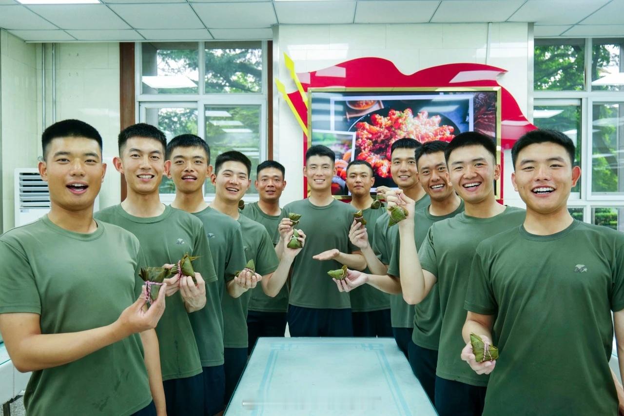 军营端午，“粽”不寻常！甜蜜入心，并肩同行。 