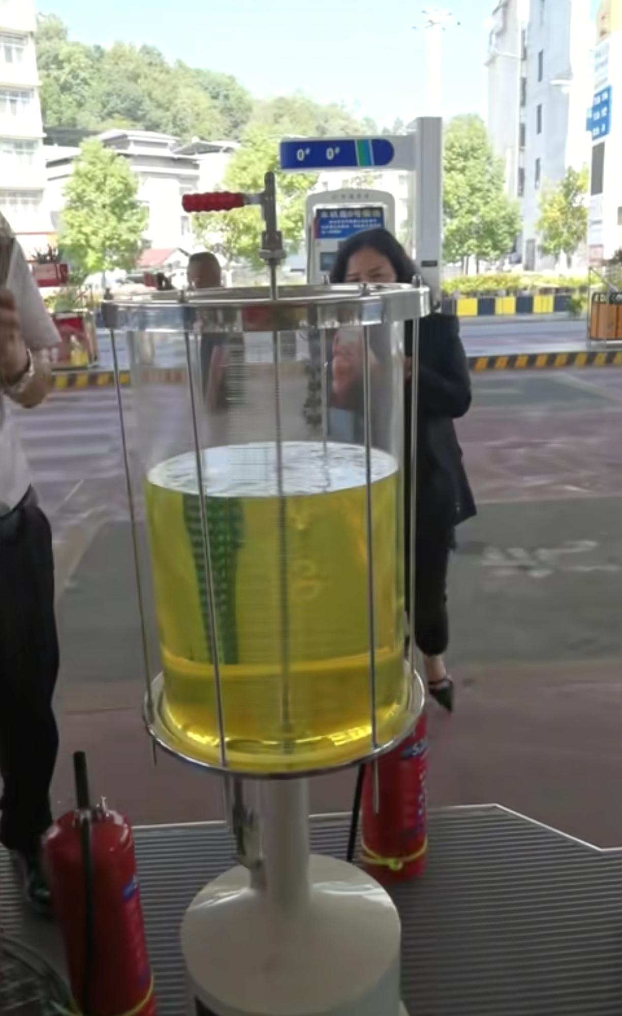 目前国内已经有一些加油站听劝，开始学习越南使用透明的容器，这样主就可以清清楚楚看