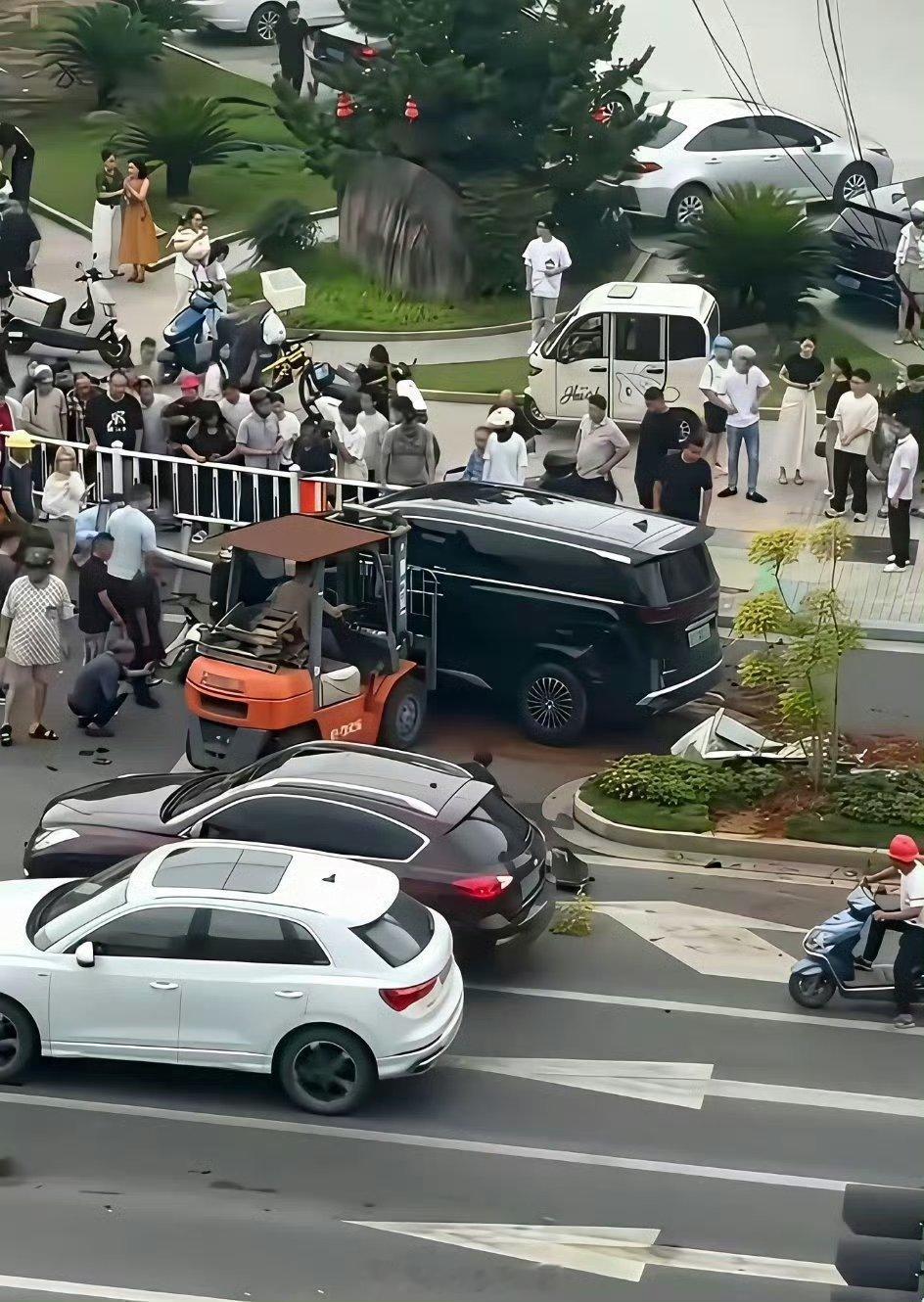 广德车祸3岁男童正在积极救治中昨天这个事故视频看了让人愤怒，好好的车她怎么就能开