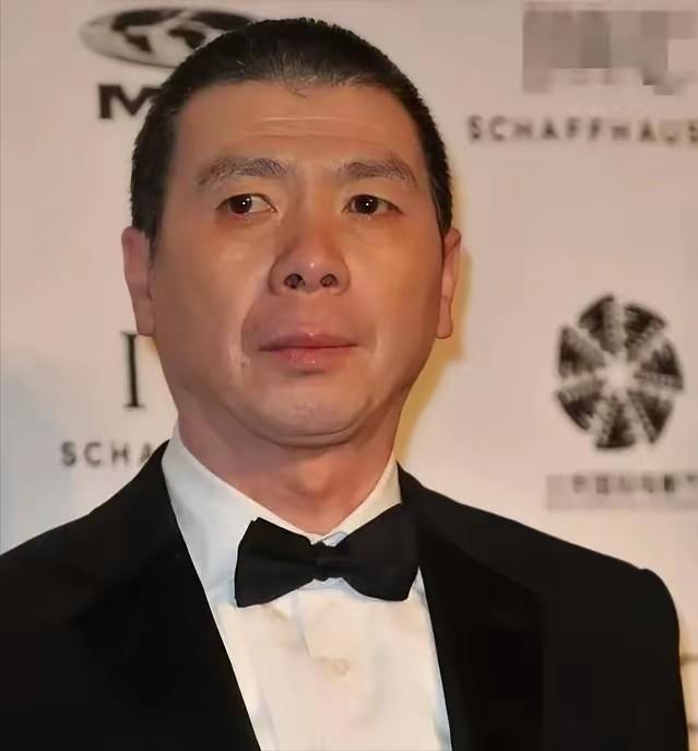 他的前妻张娣在1999年离婚协议上签完字，没要他一分钱，直接走出门，从此再没在公