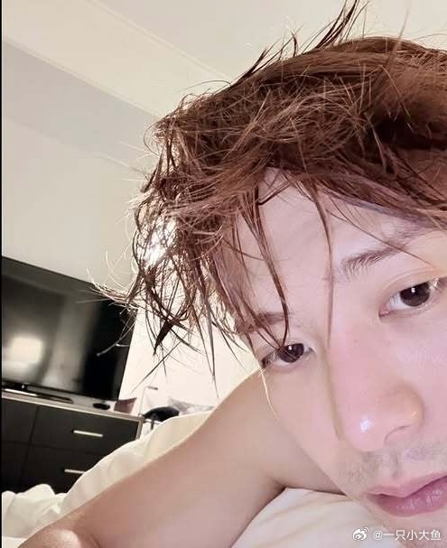 一块就是香香软软甜甜的草莓蛋糕😋王嘉尔