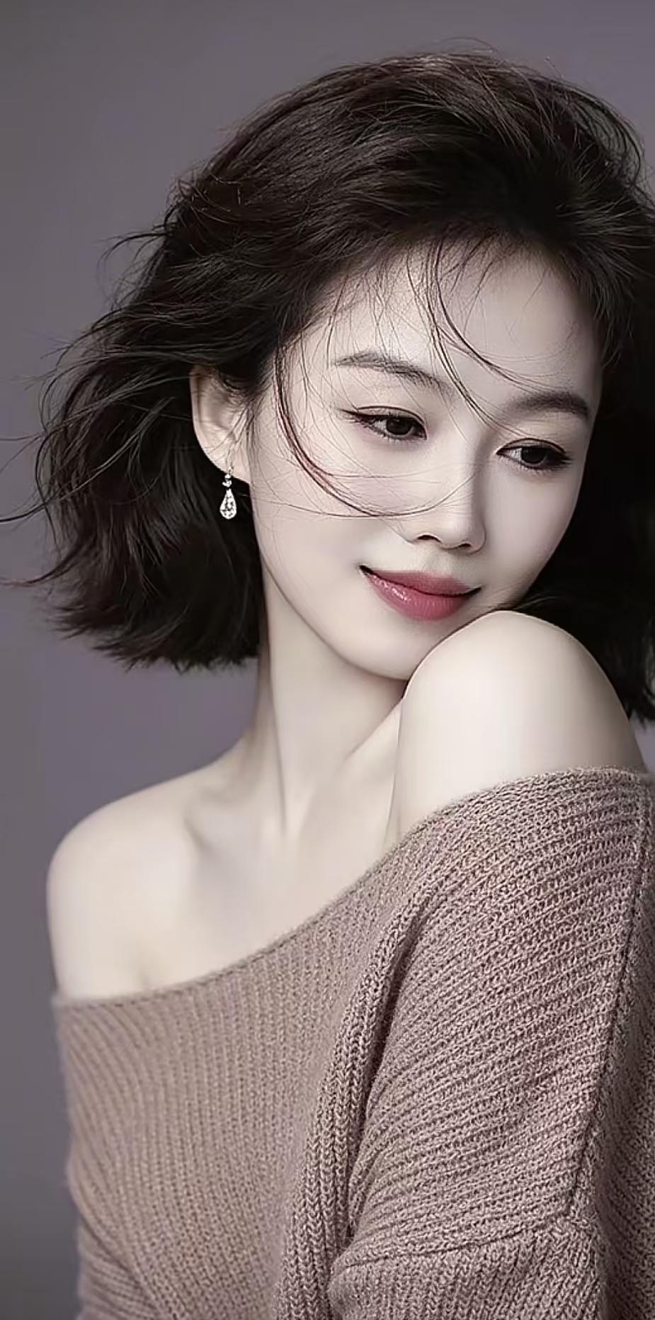 一幅幅惊艳迷人的画面，时尚高雅的气质，透着迷人的芳香；骨子里雕琢出来一股衿持，美