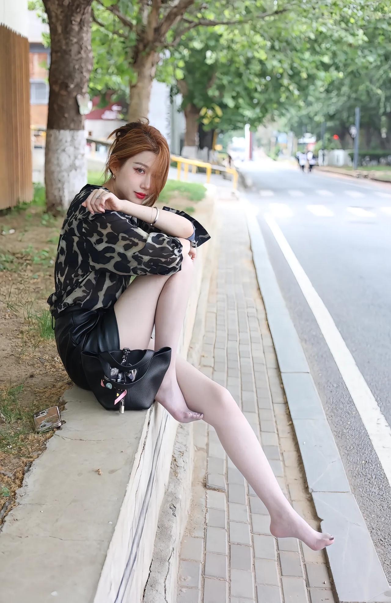 红发少女与黑豹纹的完美碰撞，时尚又性感！