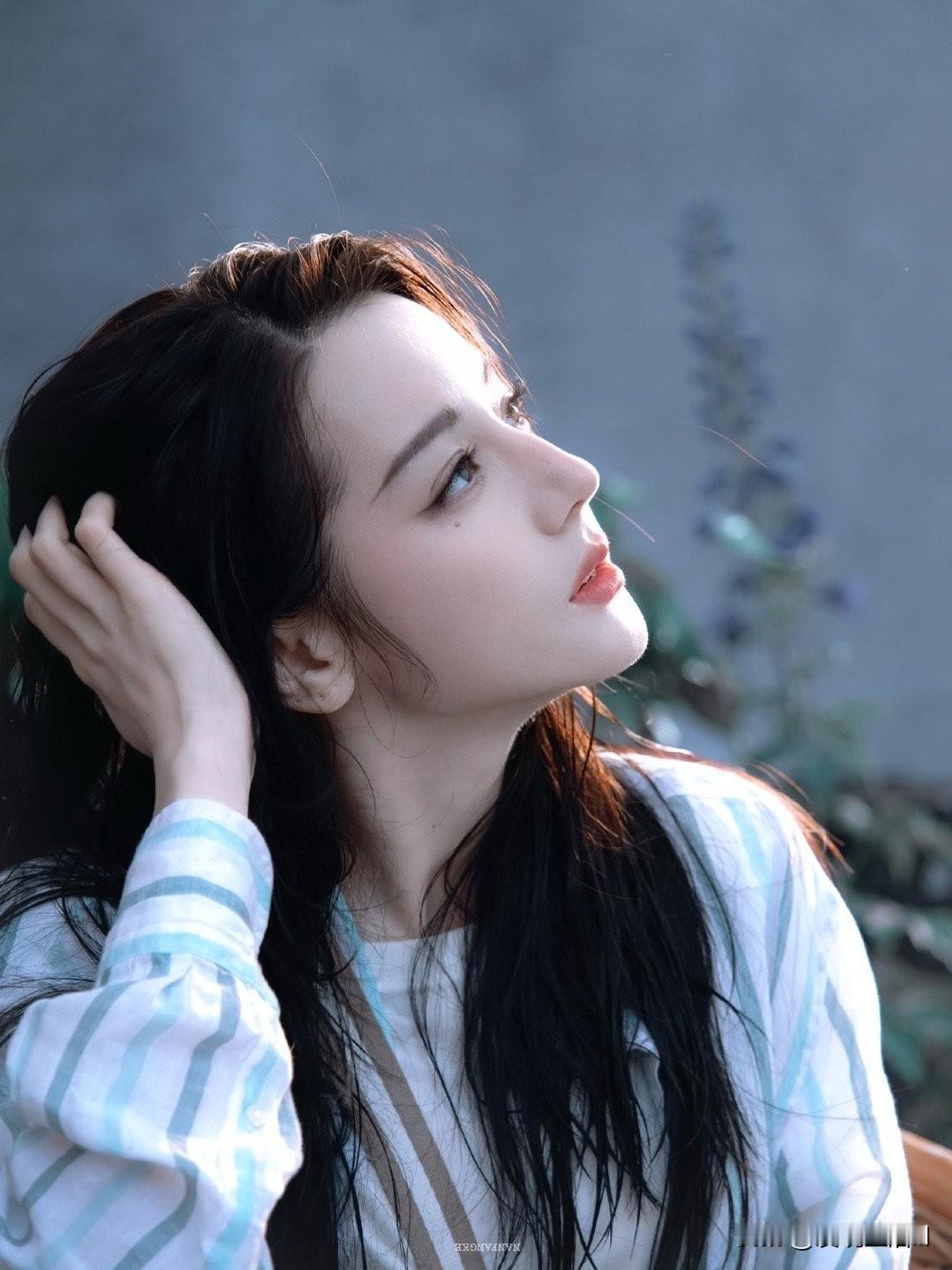 微风轻拂过眉眼，阳光正好落在你肩。山河本是梦中客，却因你一眼，入了心间。

你眼