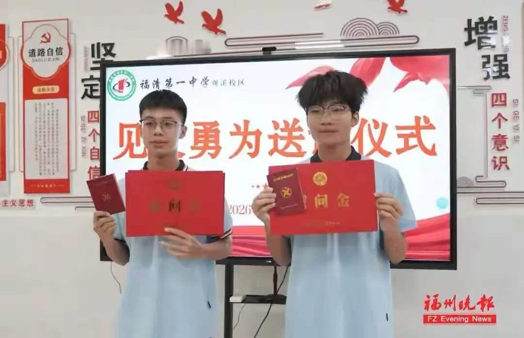 生命的接力！福建厦门，一名18岁小伙海边游玩时意外溺水，整个人漂在海面完全失去意