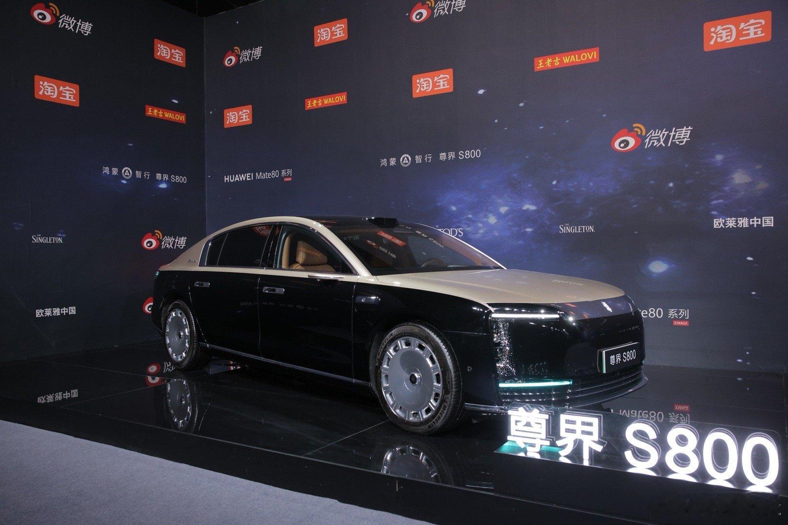 卢昱晓的头饰误伤王玉雯静态的画面里充满了动态的想象。卢昱晓代表着灵动与细腻的个人