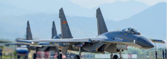 美国飞行员发现一个百思不得其解的怪象，每次中国战机伴飞，既不是歼16、也不是歼2