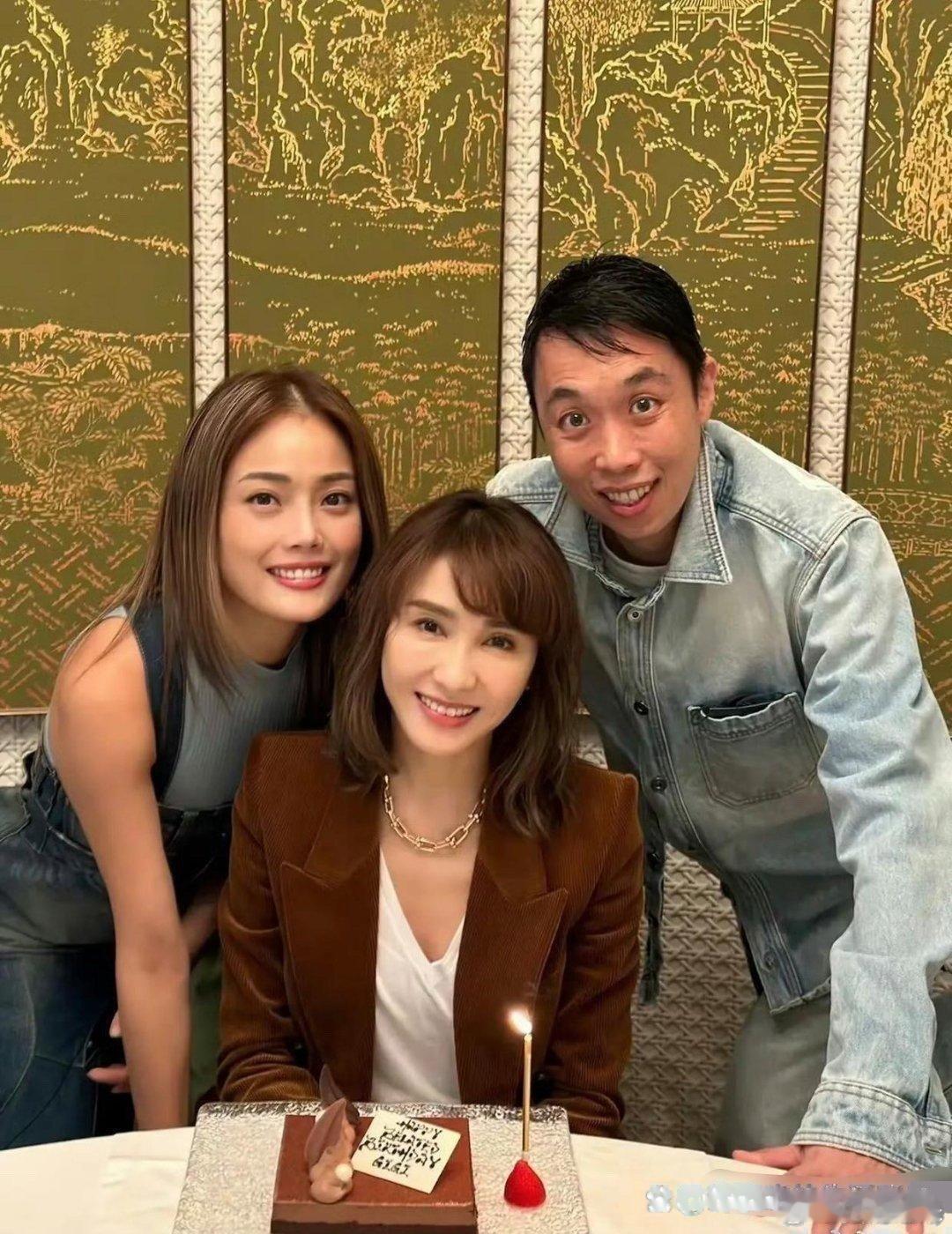 黎姿做了脸部调整，和容祖儿合影时显得不如对方自然 ​​​