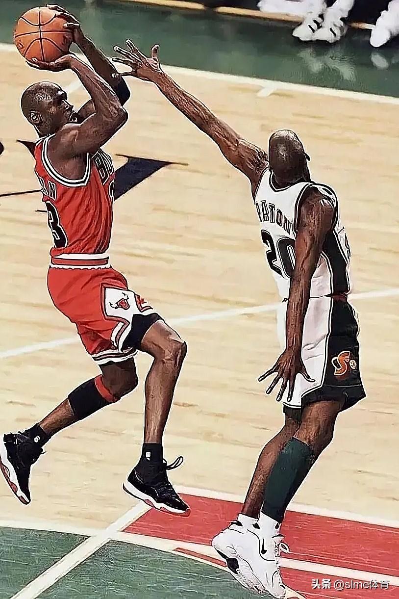 以前的球员：肌肉线条硬朗分明，持球硬扛。
现在的球员：块大肉软毫无美感，闪躲假摔