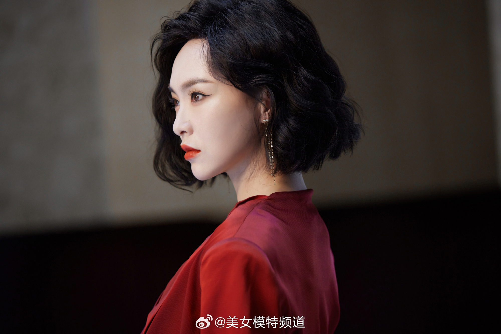 唐嫣短发红衣酷感十足 