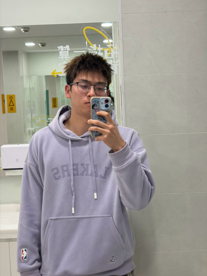 热衷给同事贴贴画的紫色typec小哥 ​​​