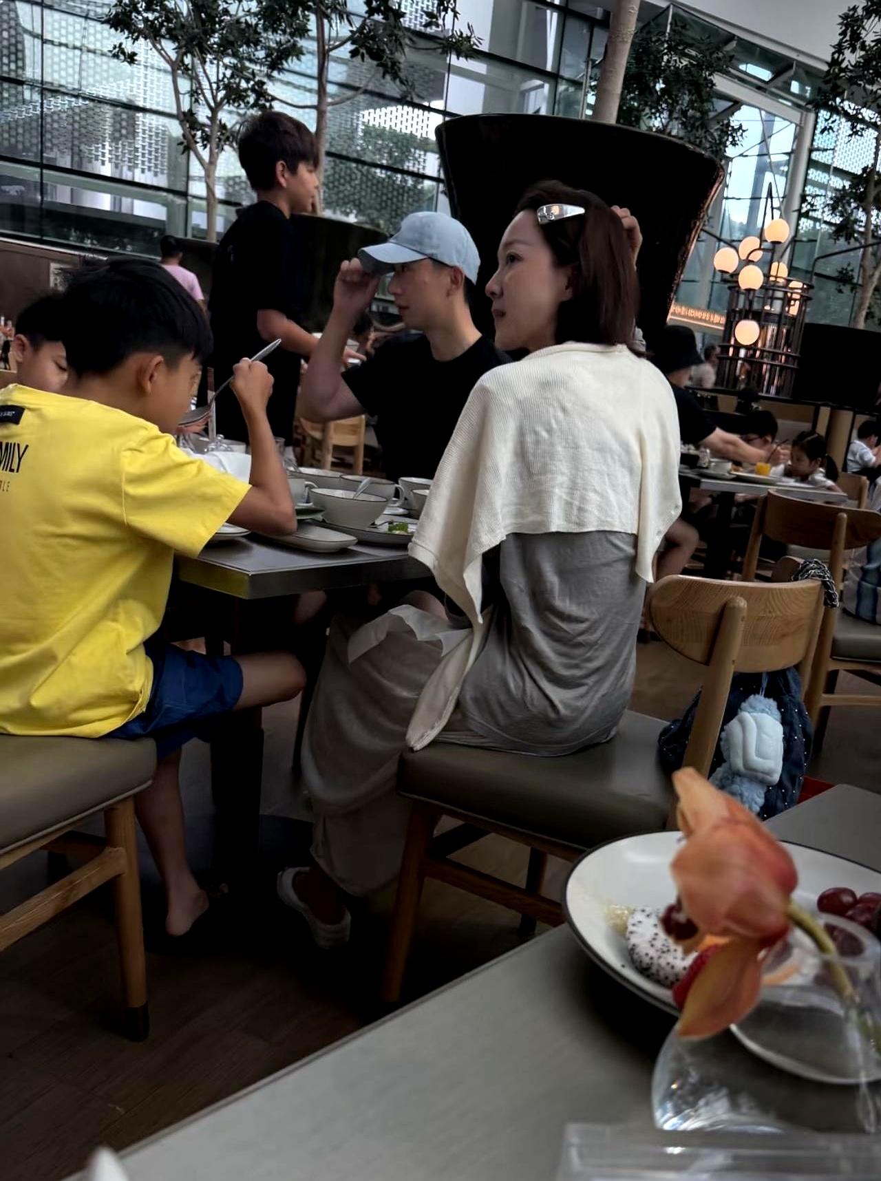 7月28日，新加坡一家餐厅里，马龙和夏露又被网友偶遇了。
没有刻意摆拍，也没有太