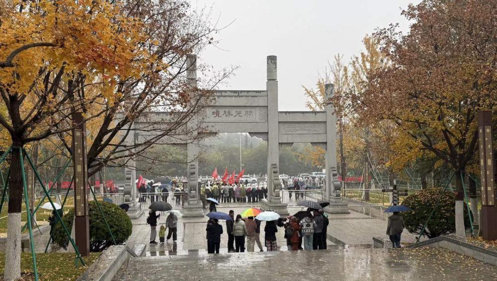 济南，是中国北方最有特色的城市。
它城中有山、山中有城;城中又有泉、有湖、有河。