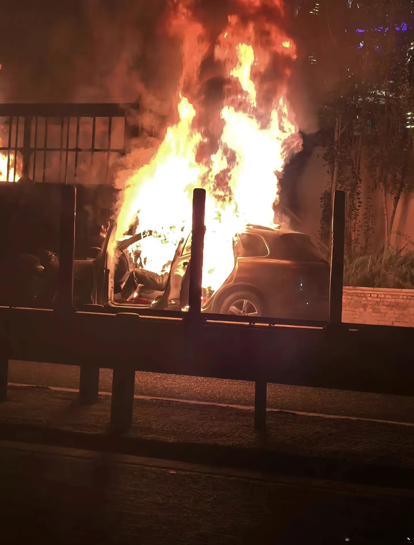 途锐追尾大货车后自燃，司机还没出来，太惨烈了……希望安好自燃汽车自燃