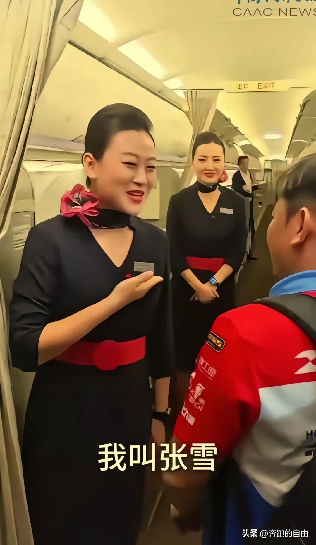 万米高空的航班上，发生了一场特别奇妙的相遇。
张雪搭乘航班去上海参加摩托车赛事，