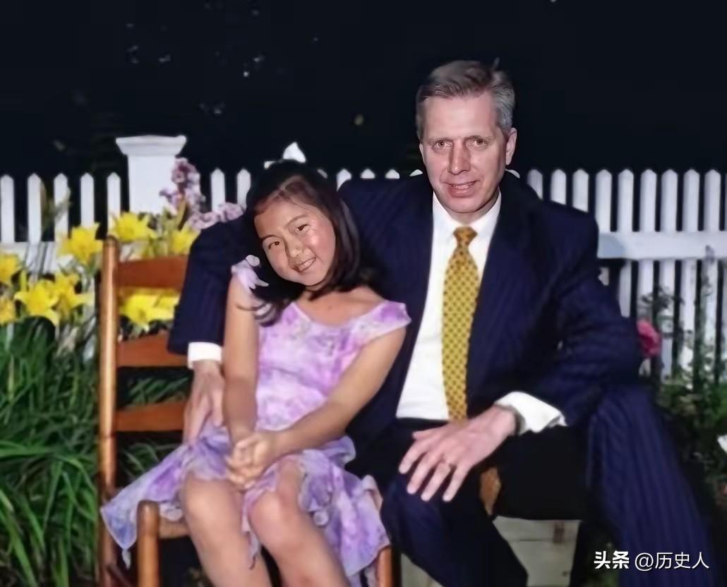 2006年轰动英国的跨国婚恋：69岁百亿富豪迎娶33岁华人外卖员，真实内情远比传