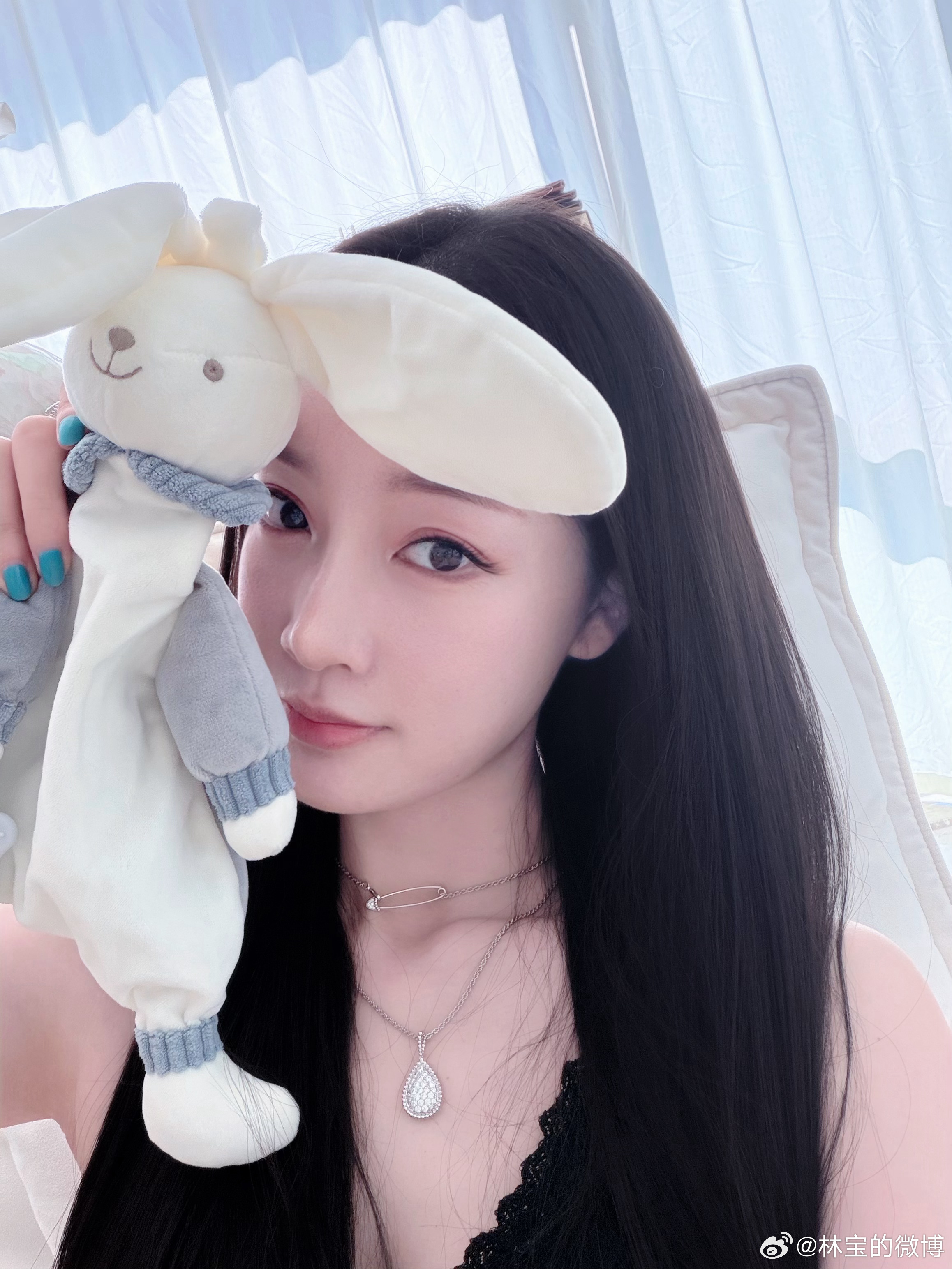 拿着儿子的小玩偶拍拍 好香