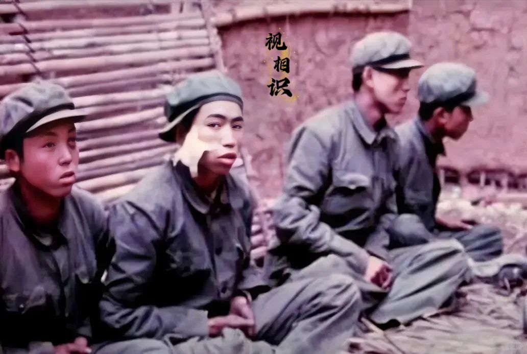 80年代，越南，几名被俘的战士们的照片，镜头中他们都坐在地上，面色沉重，其中一名...