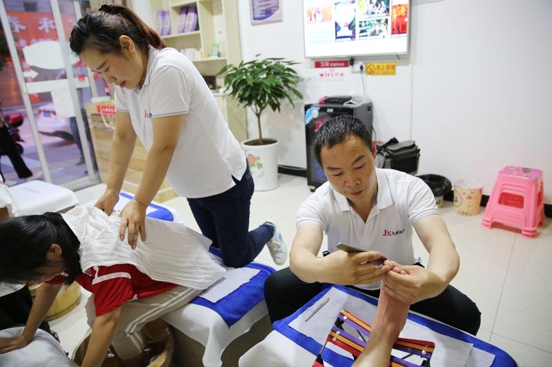 男人爱去足浴店，原因还挺多。现在生活节奏快、压力大，打工的累了一天，中老年又常腰